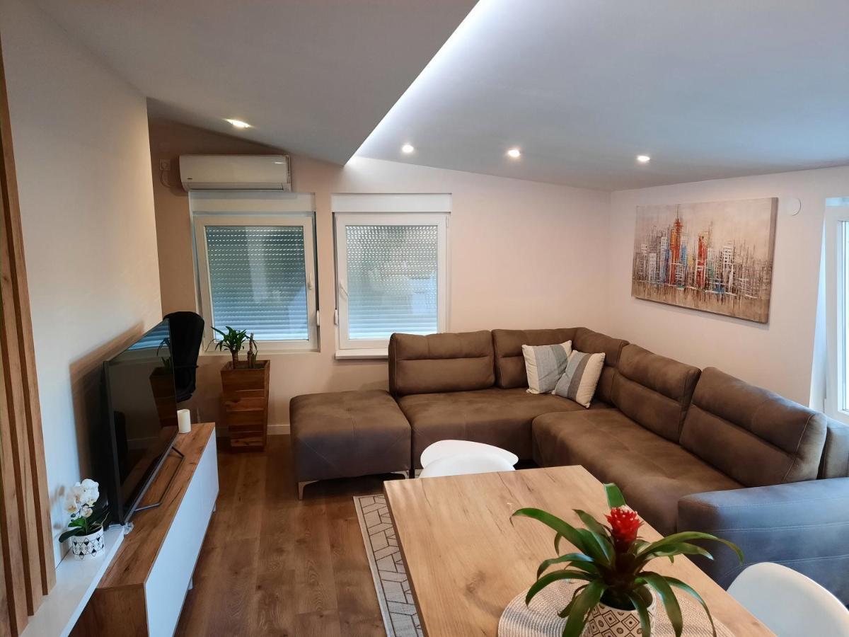 Dream Home, Free Garage Ниш Экстерьер фото