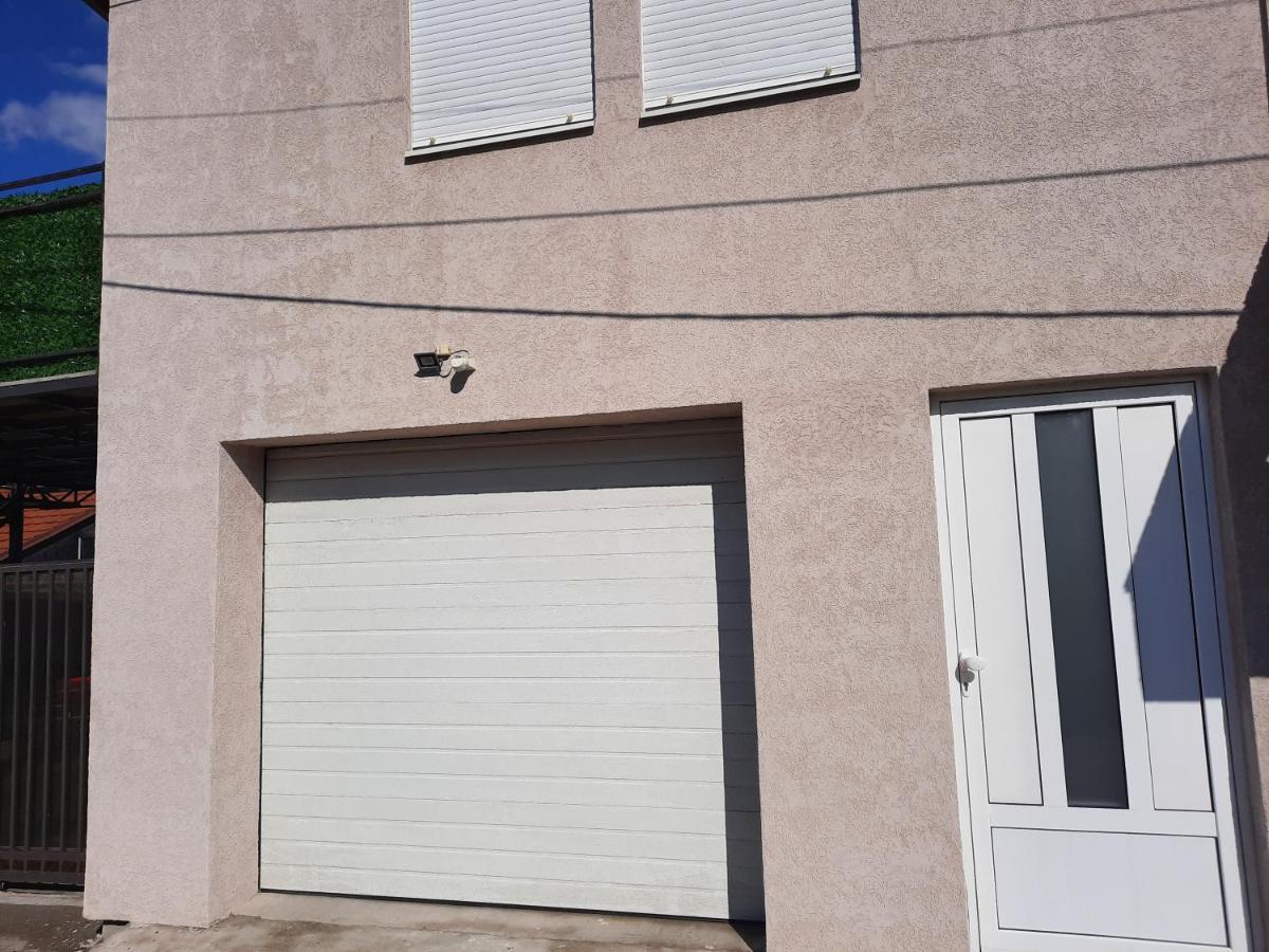 Dream Home, Free Garage Ниш Экстерьер фото
